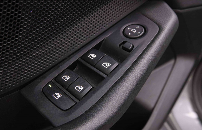 BMW_BMW_1_2548750_21.jpg