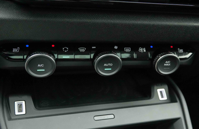 CITROEN_CITROEN_C4 X_2654375_15.jpg CITROEN_CITROEN_C4 X_2654375_15.jpg