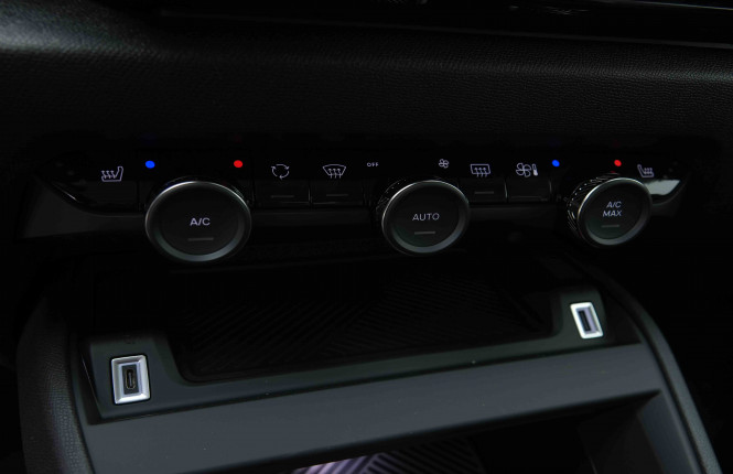 CITROEN_CITROEN_C4_2654660_13.jpg CITROEN_CITROEN_C4_2654660_13.jpg