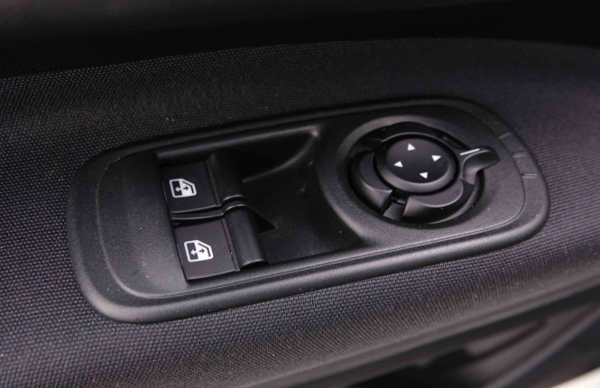 FIAT_FIAT_500E_2547482_121.jpg