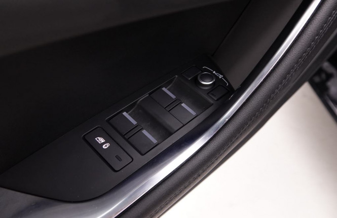 JAGUAR_JAGUAR_XE_2341558_21.jpg