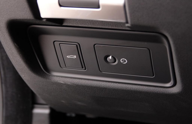 JAGUAR_JAGUAR_XE_2341558_9.jpg