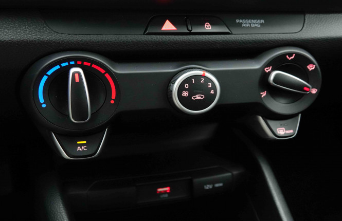 KIA_KIA_STONIC_2654002_12.jpg