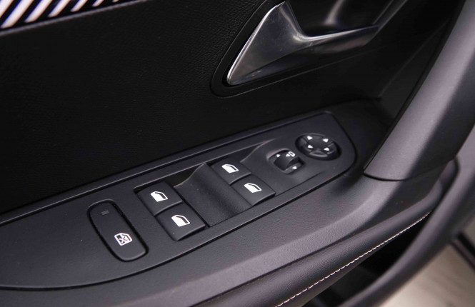 PEUGEOT_PEUGEOT_2008_2548356_18.jpg