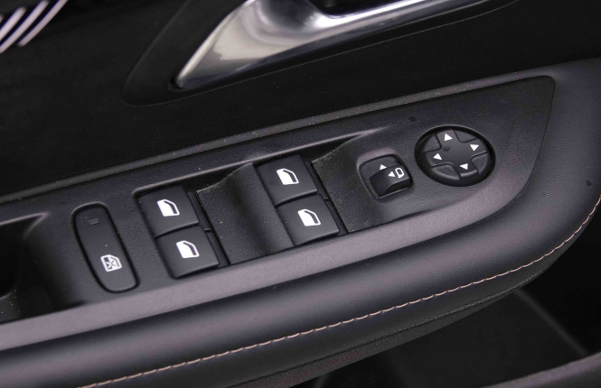 PEUGEOT_PEUGEOT_208_2446701_19.jpg