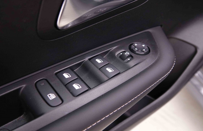 PEUGEOT_PEUGEOT_208_2548518_19.jpg