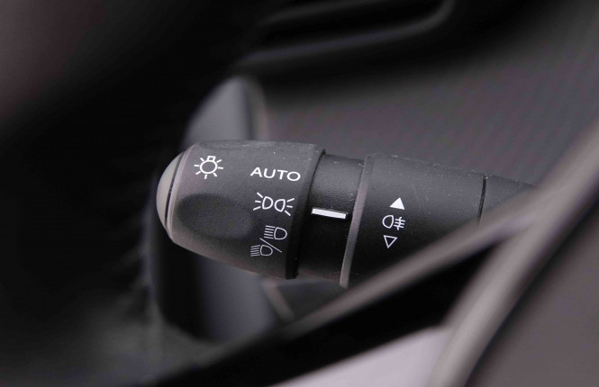 PEUGEOT_PEUGEOT_208_2548523_13.jpg