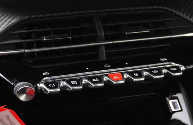 PEUGEOT_PEUGEOT_208_2550351_14.jpg