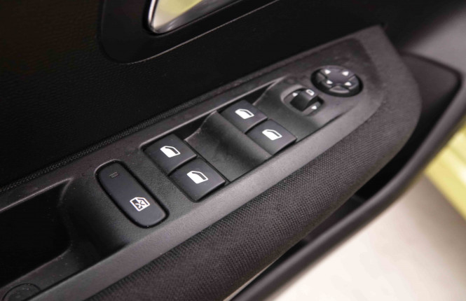 PEUGEOT_PEUGEOT_208_2550353_19.jpg PEUGEOT_PEUGEOT_208_2550353_19.jpg