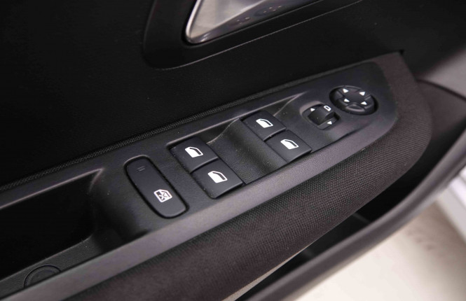 PEUGEOT_PEUGEOT_208_2550357_19.jpg