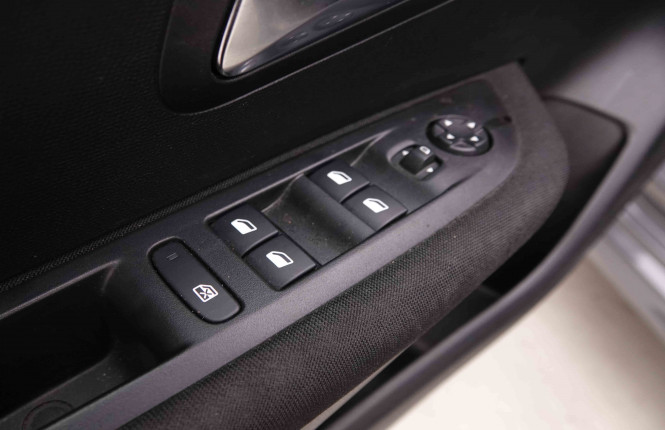 PEUGEOT_PEUGEOT_208_2550360_19.jpg