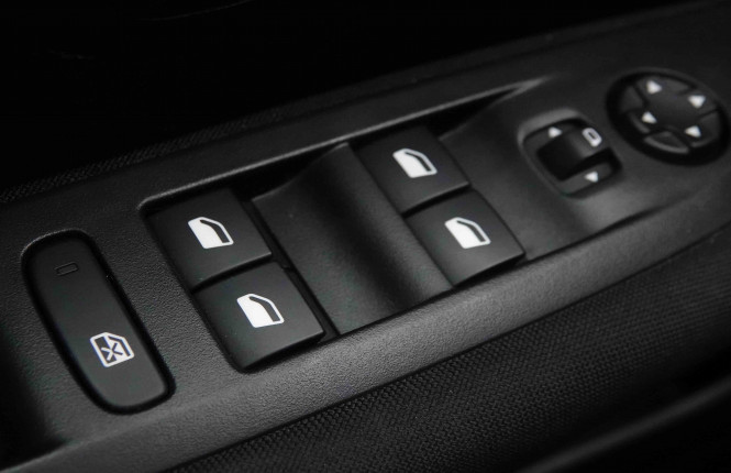 PEUGEOT_PEUGEOT_208_2550365_19.jpg PEUGEOT_PEUGEOT_208_2550365_19.jpg