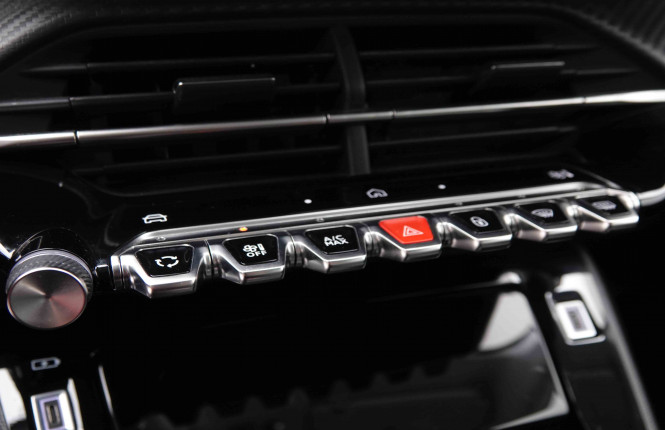 PEUGEOT_PEUGEOT_208_2550382_12.jpg PEUGEOT_PEUGEOT_208_2550382_12.jpg