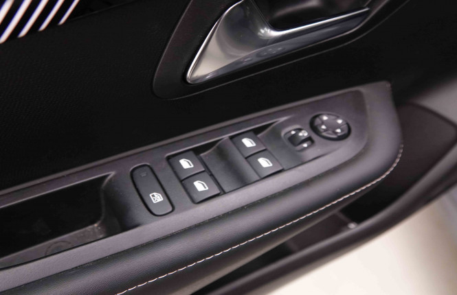 PEUGEOT_PEUGEOT_208_2550385_18.jpg PEUGEOT_PEUGEOT_208_2550385_18.jpg