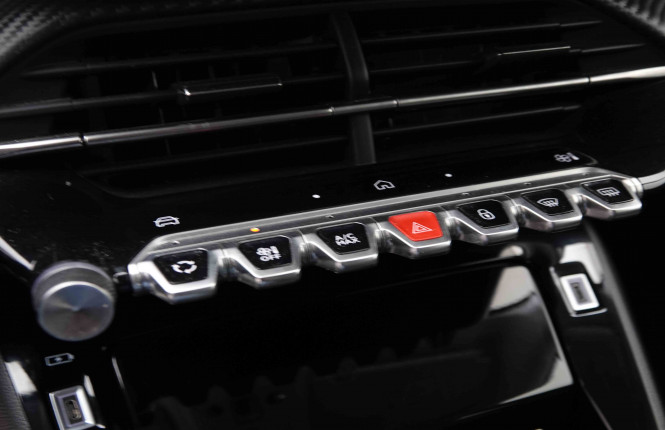 PEUGEOT_PEUGEOT_208_2551447_12.jpg
