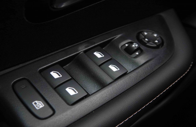 PEUGEOT_PEUGEOT_208_2551449_21.jpg