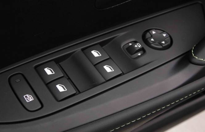 PEUGEOT_PEUGEOT_208_2652136_21.jpg PEUGEOT_PEUGEOT_208_2652136_21.jpg