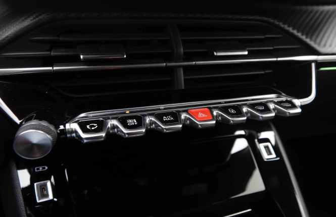 PEUGEOT_PEUGEOT_E_2008_2551546_15.jpg PEUGEOT_PEUGEOT_E_2008_2551546_15.jpg