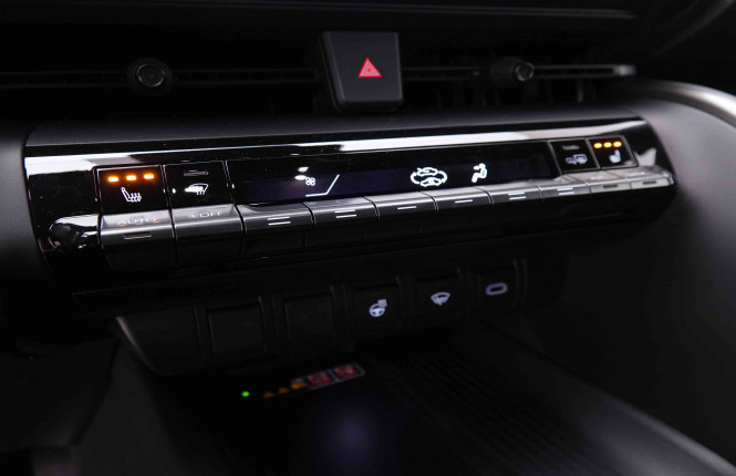 TOYOTA_TOYOTA_C_HR_2547872_12.jpg