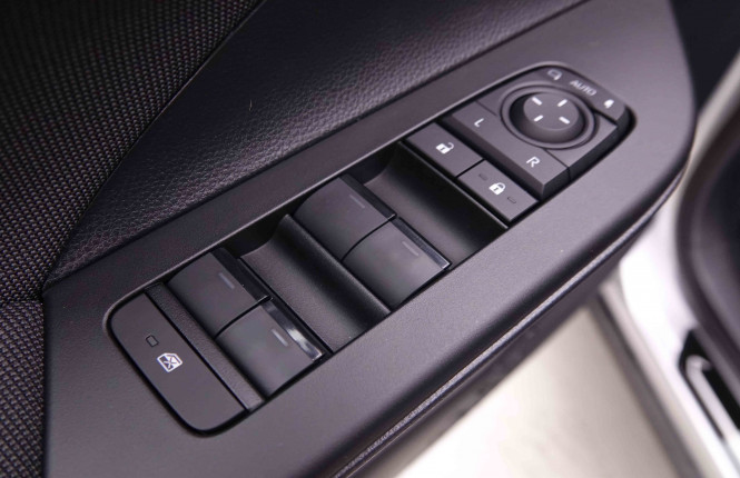 TOYOTA_TOYOTA_C_HR_2547872_18.jpg