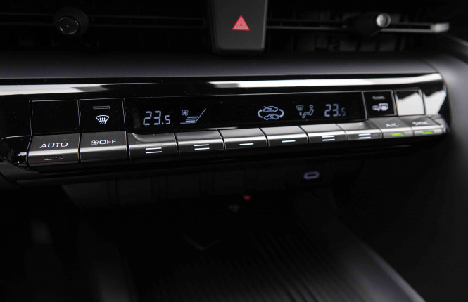 TOYOTA_TOYOTA_C_HR_2550787_11.jpg