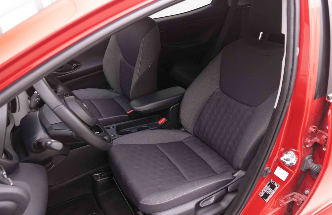 TOYOTA_TOYOTA_YARIS_2550920_6.jpg