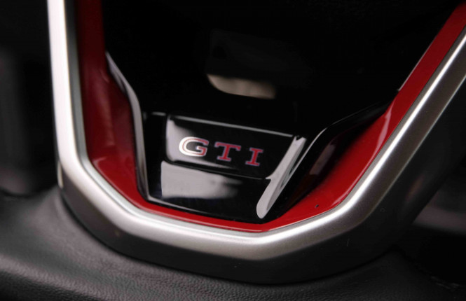 VOLKSWAGEN_VOLKSWAGEN_GOLF GTI_2549694_23.jpg