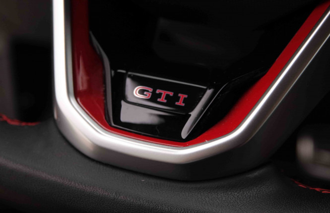 VOLKSWAGEN_VOLKSWAGEN_GOLF GTI_2549695_23.jpg