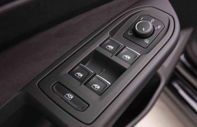 VOLKSWAGEN_VOLKSWAGEN_GOLF GTI_2549695_24.jpg