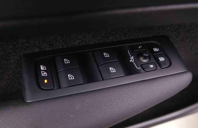 VOLVO_VOLVO_C40_2548688_20.jpg