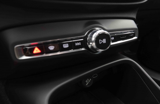 VOLVO_VOLVO_C40_2549803_18.jpg
