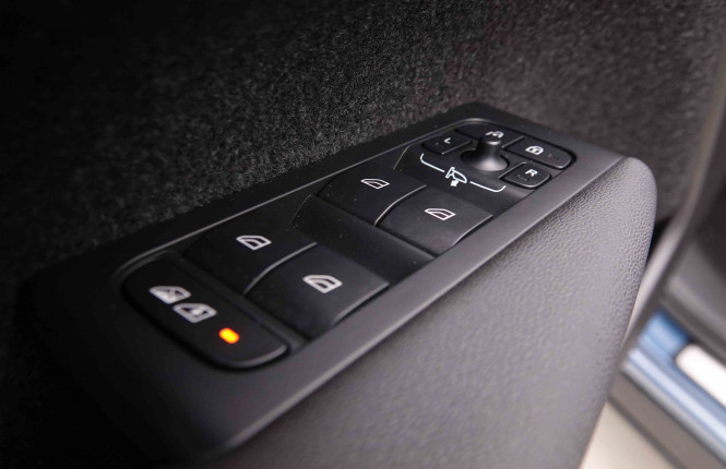 VOLVO_VOLVO_C40_2549915_23.jpg