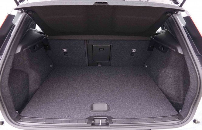 VOLVO_VOLVO_XC40_2548755_5.jpg