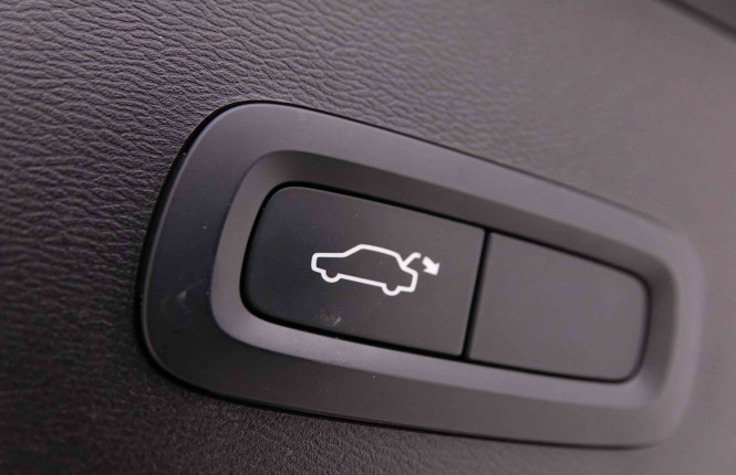 VOLVO_VOLVO_XC40_2548892_6.jpg
