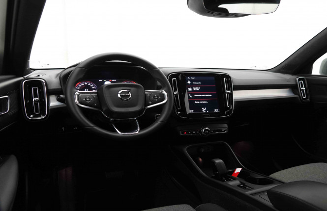 VOLVO_VOLVO_XC40_2549599_8.jpg
