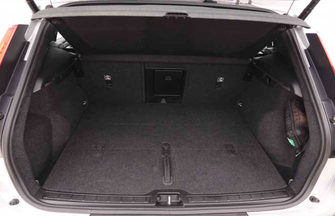 VOLVO_VOLVO_XC40_2549600_5.jpg