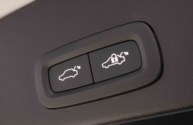 VOLVO_VOLVO_XC40_2549600_6.jpg