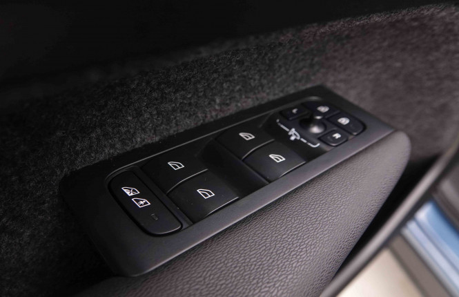 VOLVO_VOLVO_XC40_2549601_22.jpg
