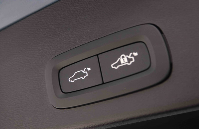 VOLVO_VOLVO_XC40_2549601_6.jpg