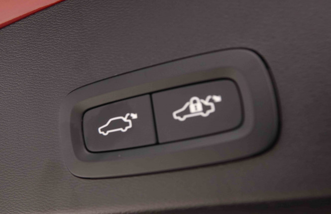 VOLVO_VOLVO_XC40_2549602_6.jpg